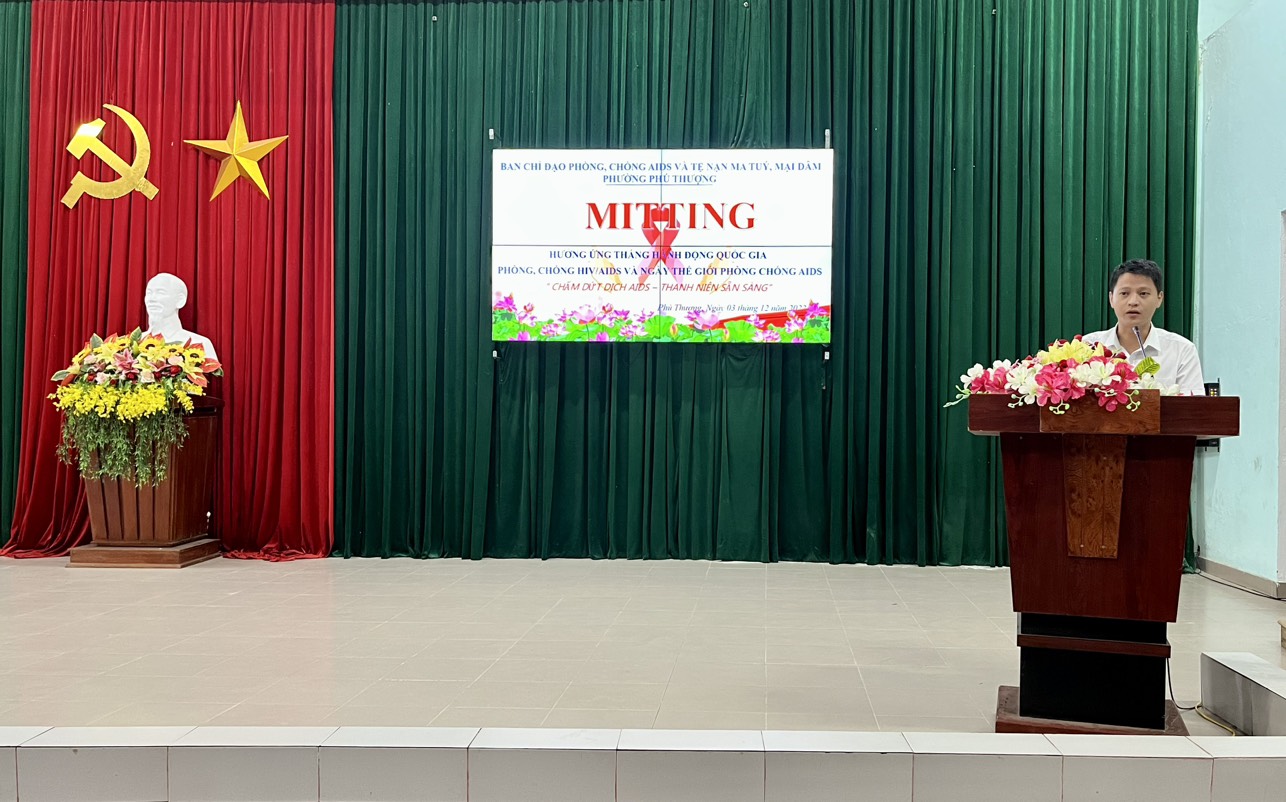 Đ/c Nguyễn Duy Sơn - PCT UBND phường, Trưởng BCĐ phòng chống HIV/AIDS phường phát biểu tại buổi mít ting